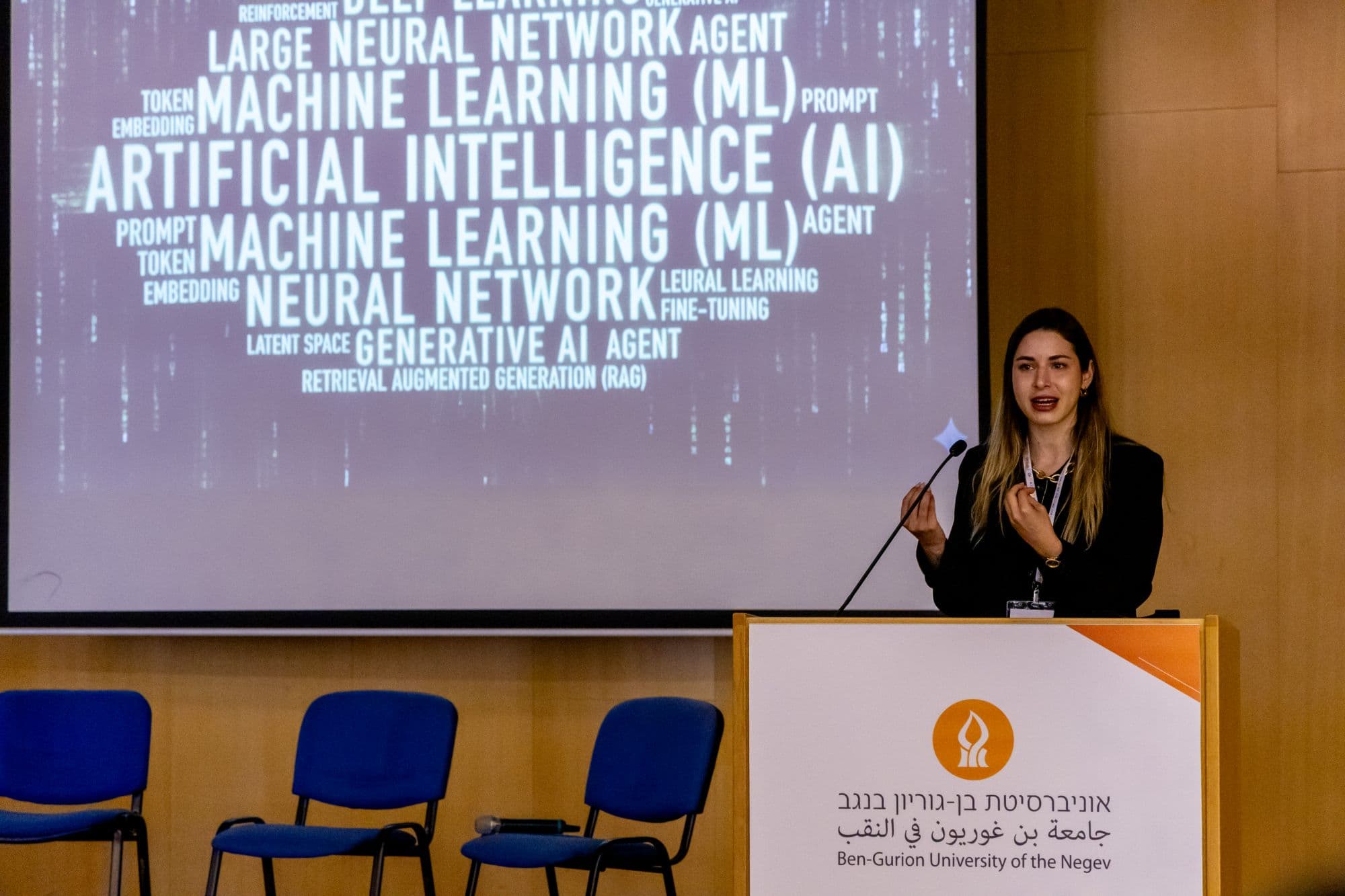 מאיה ארזי מרצה על AI באוניברסיטת בן־גוריון